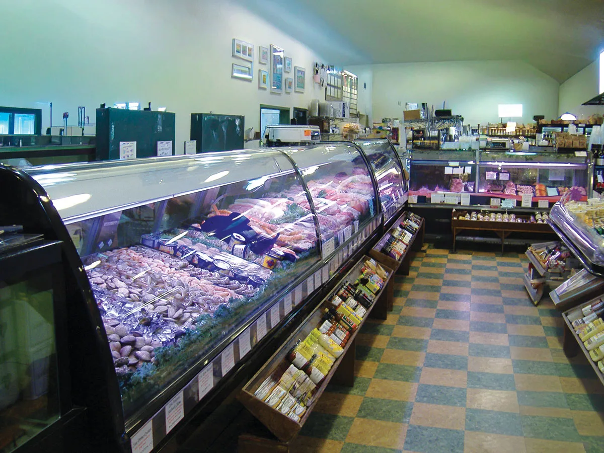 Howard-McCray SC-CDS40E-4C-BE-LED 52" Curved Refrigerated Deli Display Case