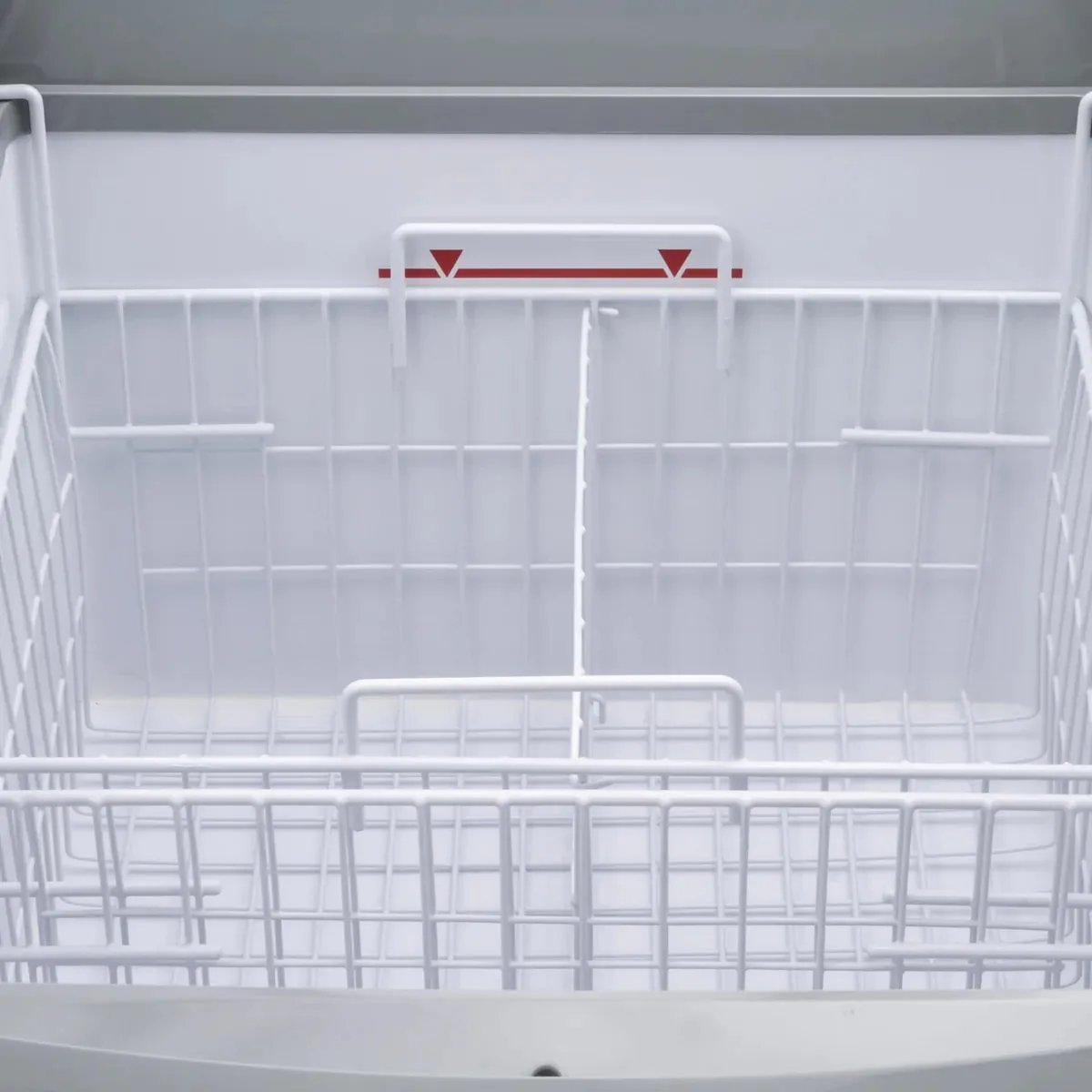 Maxx Cold MXF25CHC-2 25" Curved Lid Ice Cream Display Freezer, 3.81 cu. ft.