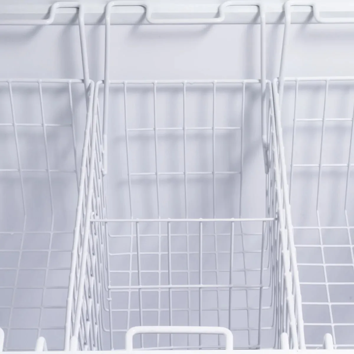 Maxx Cold MXF40CHC-4 39" Curved Lid Ice Cream Display Freezer, 6.71 cu. ft.