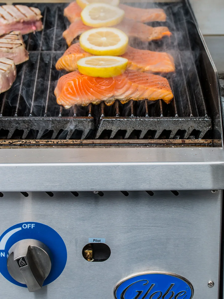 Globe GCB36G-SR 36" Countertop Gas Charbroiler w/ Stainless Steel Radiant, (3) Burners, 120.000 BTU