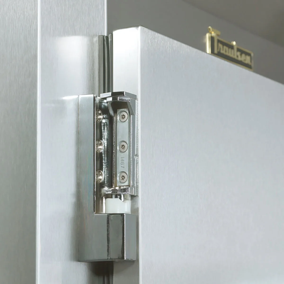 Traulsen RL132N-COR01 26" 1-Section Reach-In Freezer, Left Hinged Solid Door, Top Mounted, 21.9 cu. ft., Stainless Steel