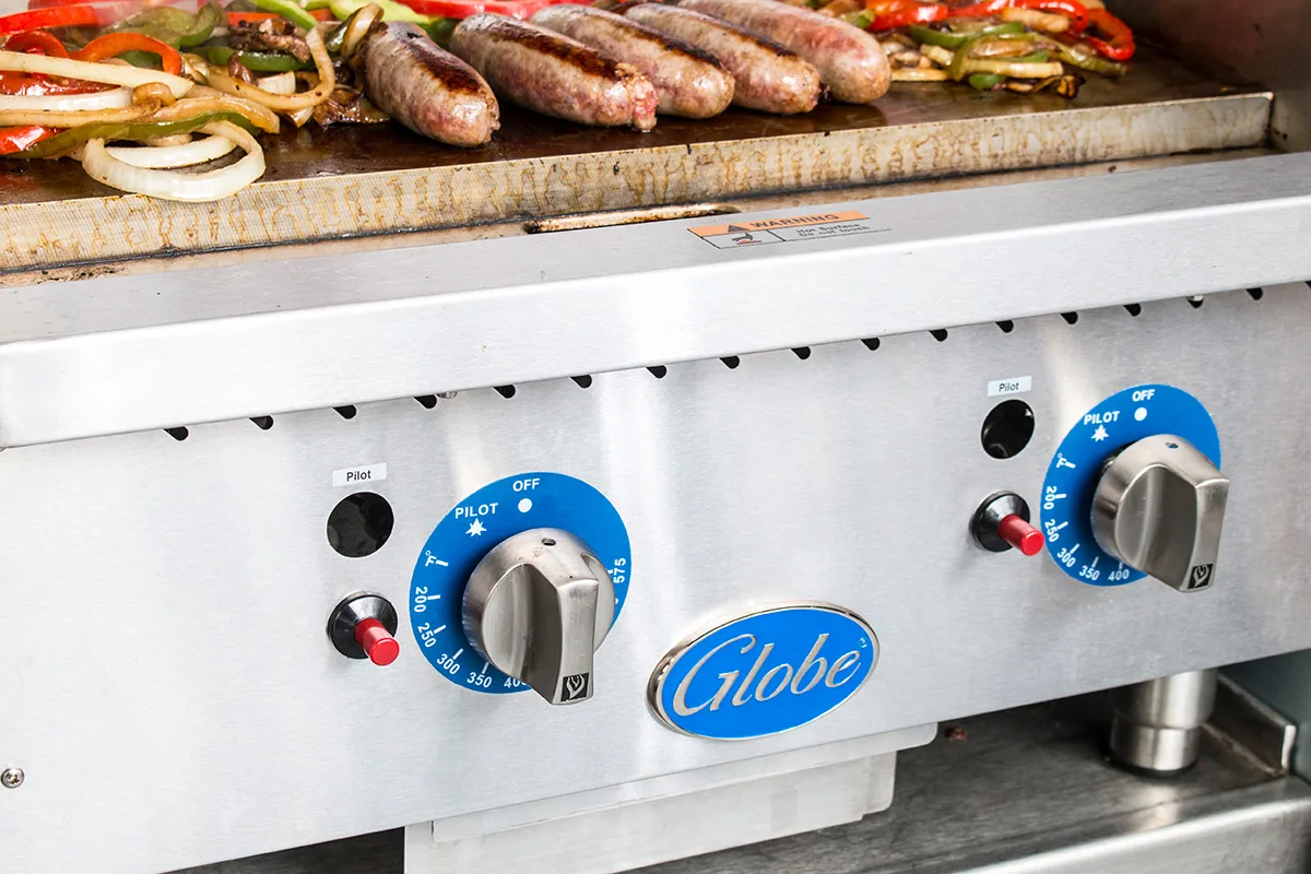 Globe GG24TG 24" Countertop Gas Griddle, Thermostatic Controls, 1" Steel Plate, 60.000 BTU