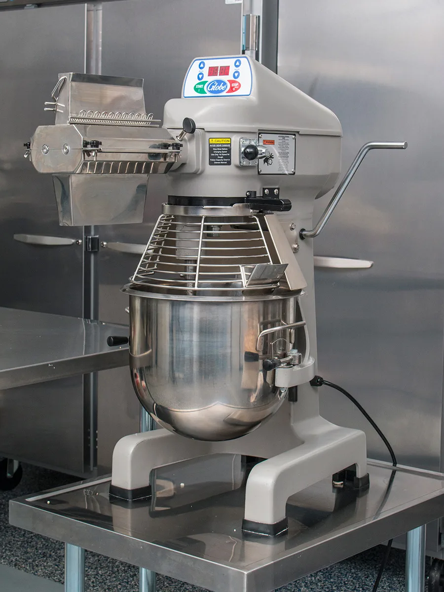 Globe SP20 20 qt Planetary Countertop Mixer with Bowl Guard, 1/2 HP, 3-Speed, #12 Hub