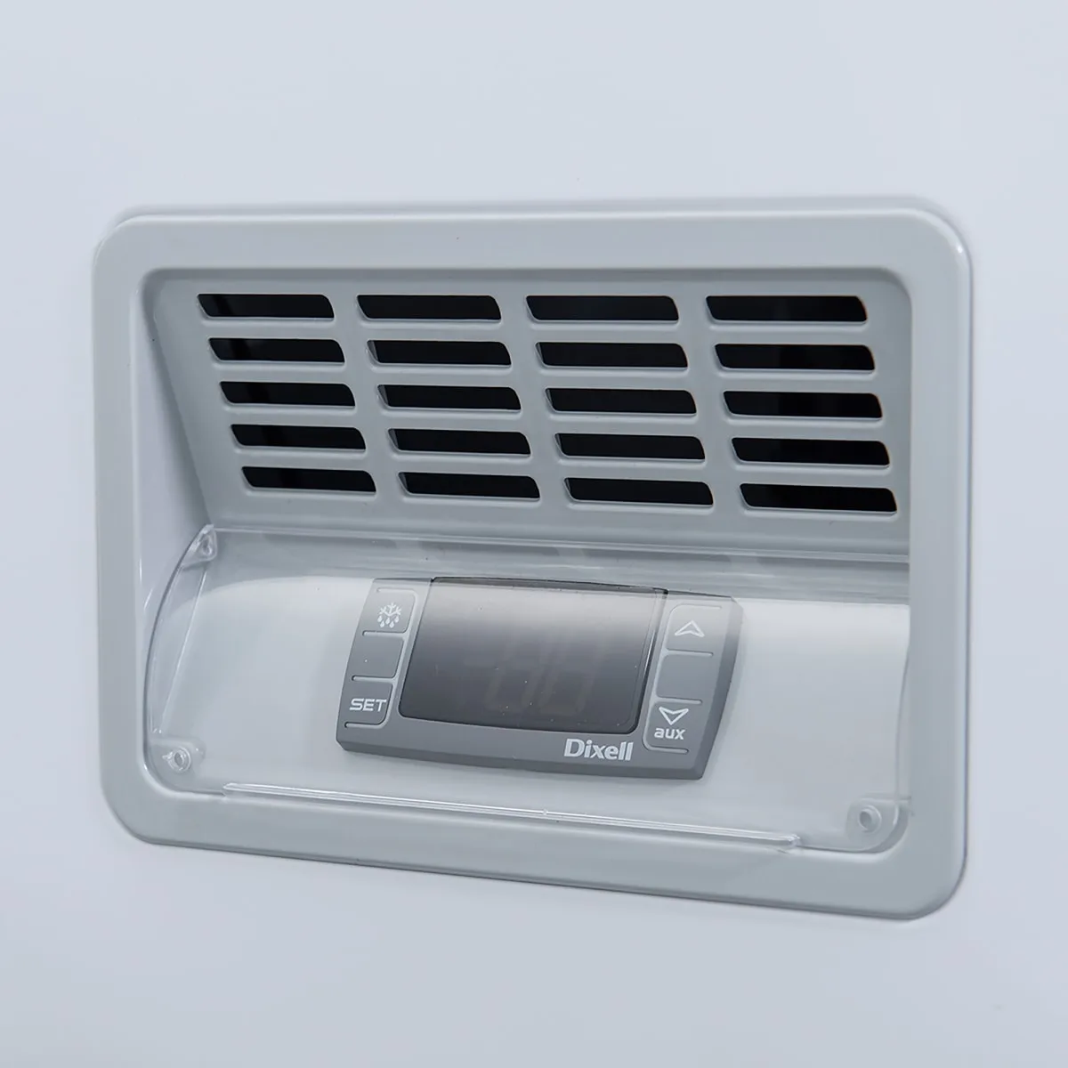 Dukers BD/BG-760 83 5/8" Mobile Chest Freezer w/ (2) Baskets - White, 115v