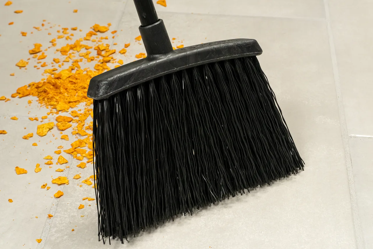Carlisle 4688403 Broom