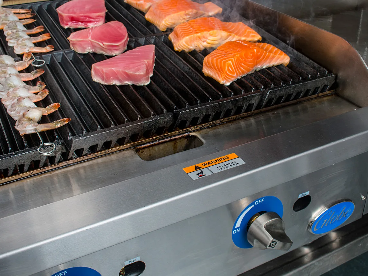 Globe GCB24G-RK 24" Countertop Gas Lava Rock Charbroiler w/ (2) Burners, 80.000 BTU
