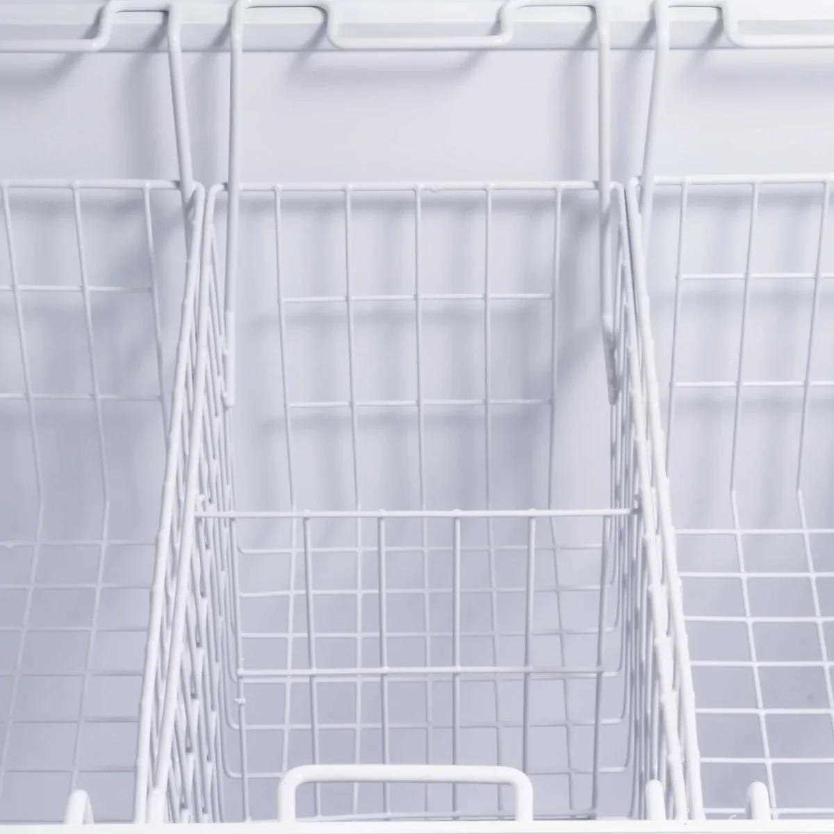 Maxx Cold MXF32CHC-3 32" Curved Lid Ice Cream Display Freezer, 4.87 cu. ft.