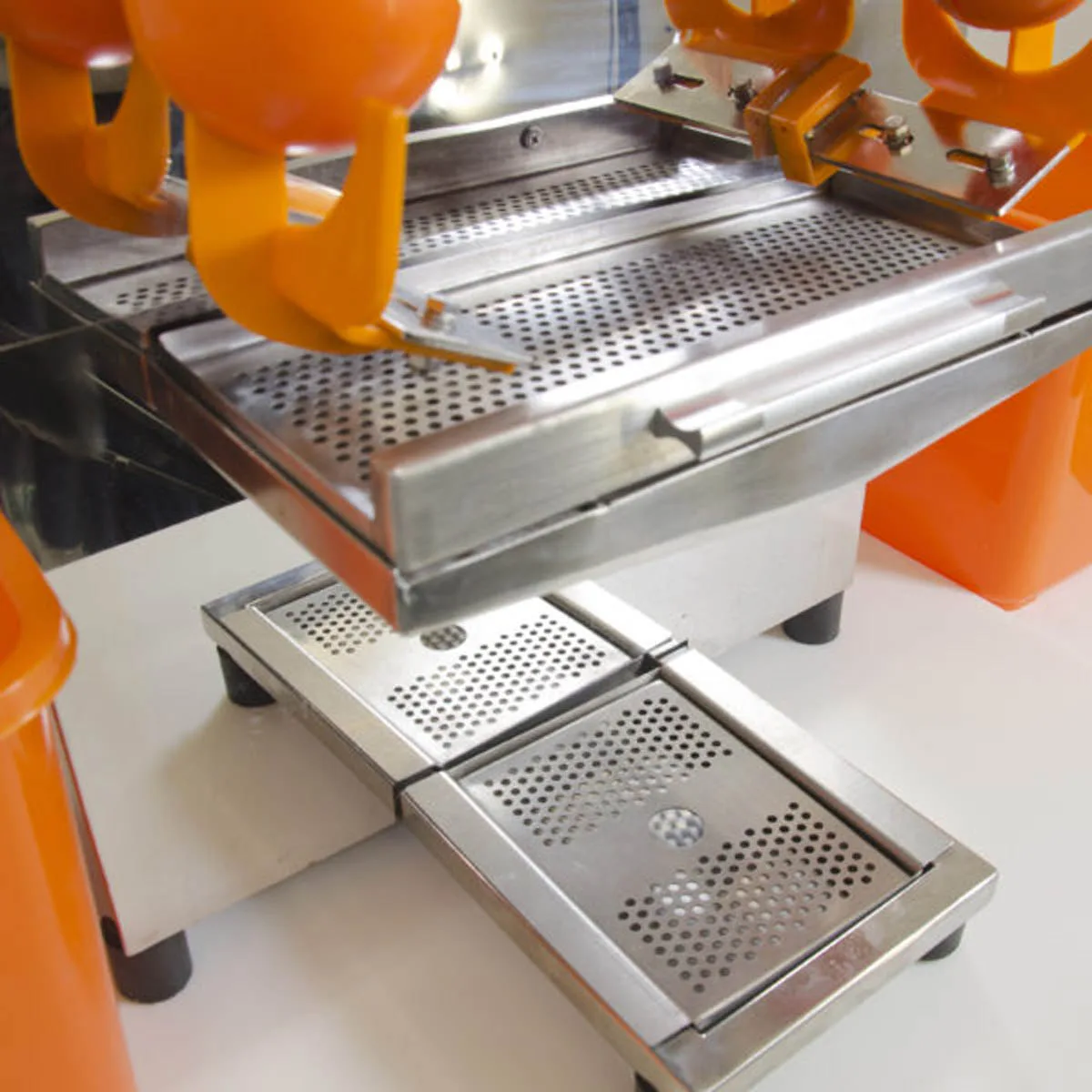 Omcan USA 44228 Automatic Feed Citrus Juicer, 20 Orange Per/Min