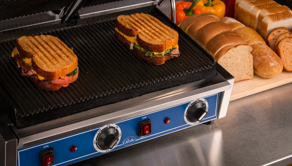 Globe GPGDUE10 21" Double Sandwich Panini Grill w/ 18" x 9" Grooved Plates, 240V