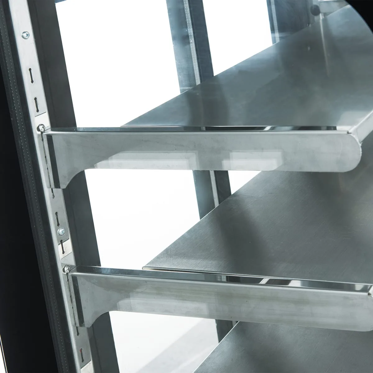 Dukers DDM60R-CB 60" Full Service Bakery Case w/ Curved Glass - (4) Levels, 115v