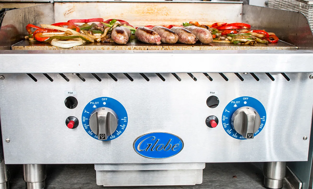 Globe GG24TG 24" Countertop Gas Griddle, Thermostatic Controls, 1" Steel Plate, 60.000 BTU