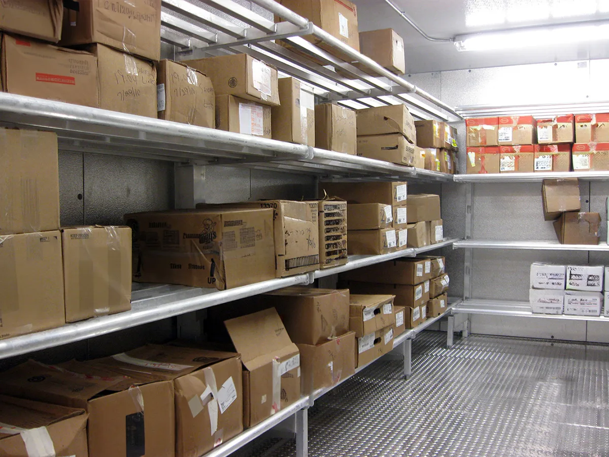 Winholt SCAST-2460-4-SU 4-Shelf Cantilevered T-Bar Starter Shelving Unit Kit - 24" x 60"