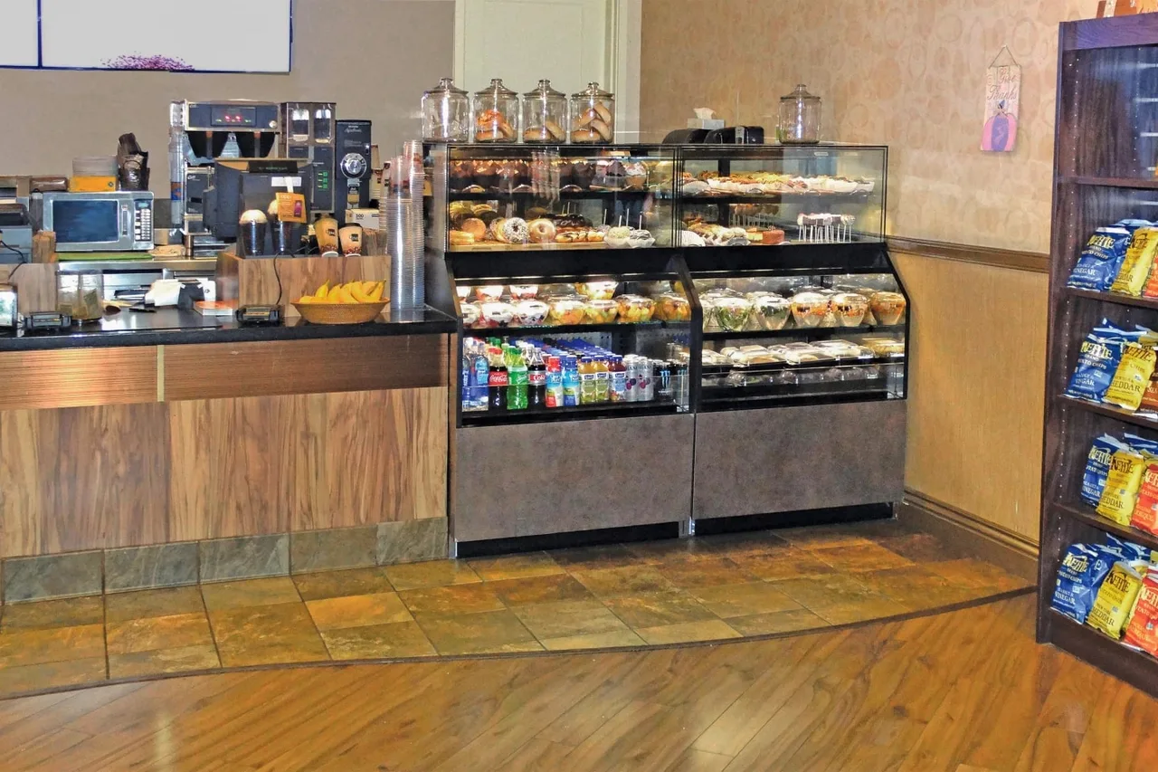 Structural Concepts NR3658RRSSV 36" Reveal Dual Service Dry / Refrigerated Bakery Case