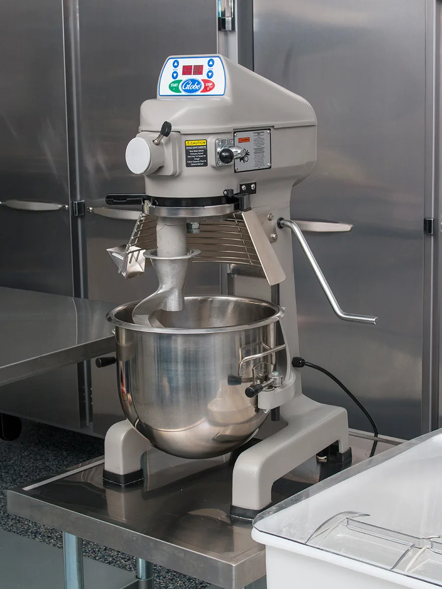Globe SP20 20 qt Planetary Countertop Mixer with Bowl Guard, 1/2 HP, 3-Speed, #12 Hub